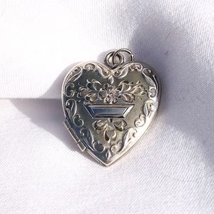 🎁SALE‼️ 1950’s Heart silver and gold Locket